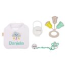 Caja Regalo N.2 Personalizada - (Chupete + Cadena + Sonajero + Portachupetes + Babero Bordado)